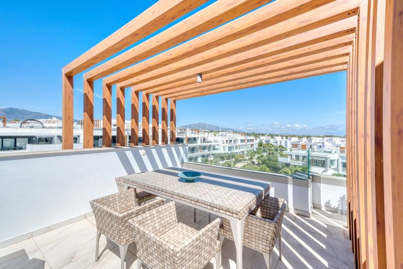 Foto 8dca1d5f-ac82-48f1-9ab4-bae2bd8ba6ce. Alquiler ático en n/a vida de lujo : ático con 198 m² de terrazas y vistas panorámicas en Estepona