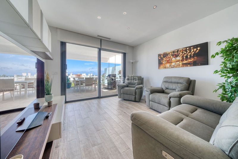 Foto b8c7d1c4-8aee-43a9-ab7b-e52c06282bdf. Alquiler ático en n/a vida de lujo : ático con 198 m² de terrazas y vistas panorámicas en Estepona