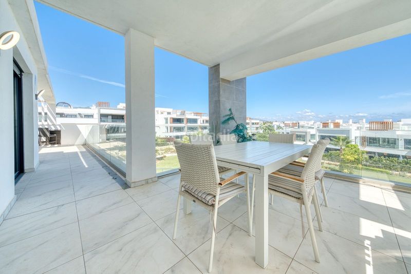 Foto bdef9476-49db-402a-8a6f-a40530e4c909. Alquiler ático en n/a vida de lujo : ático con 198 m² de terrazas y vistas panorámicas en Estepona
