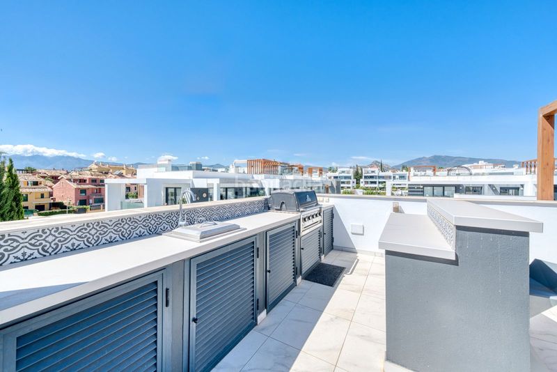 Foto c8f31096-1f22-44ee-b995-0288d92ff129. Alquiler ático en n/a vida de lujo : ático con 198 m² de terrazas y vistas panorámicas en Estepona