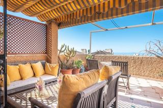 Chalet in Urbanizacion punta doncella 32. Vistas al mar y encanto mediterráneo en estepona