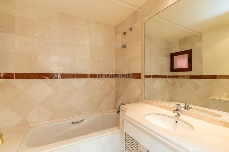 Foto 18471f9e-819c-4589-9145-8bc5e77af509. Àtic a urbanización cerrado de Elviria 1 a Elviria Marbella