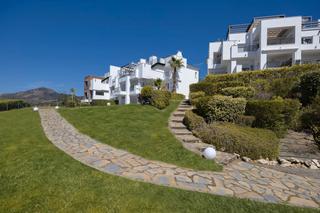 Appartement à Calle los arqueros 100. Bajo exclusivo con vistas al golf y jardín privado en los roble