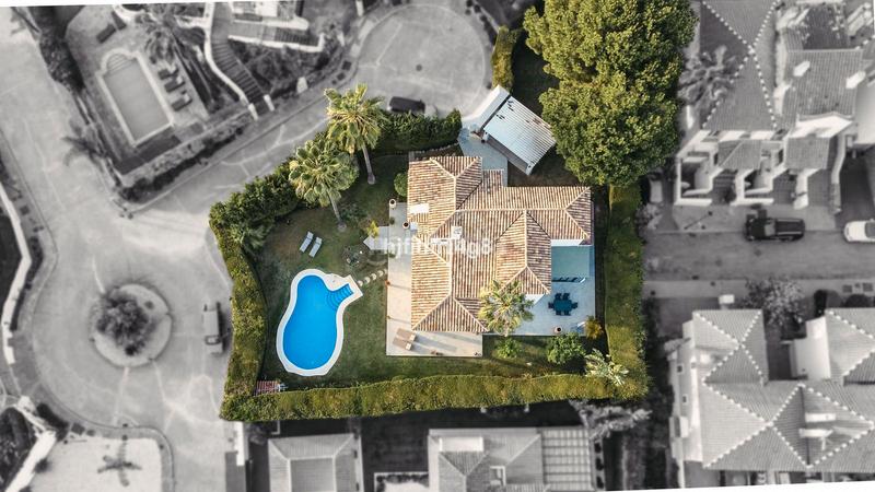 Foto 76964067-db8f-4624-8cb1-318d34aa169f. Chalet in calle aries 8h in Los Naranjos Marbella