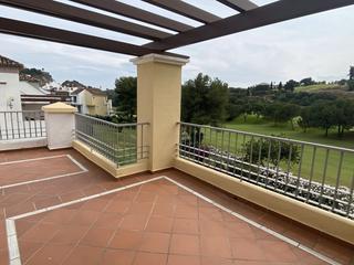 Ático en Los Arqueros  - Puerto del Almendro. Atractivo ático con vistas al golf y terraza soleada en los arqu