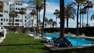 Apartamento en Puerto de la Duquesa. Oasis frente al mar en la duquesa: vistas panorámicas y segurida