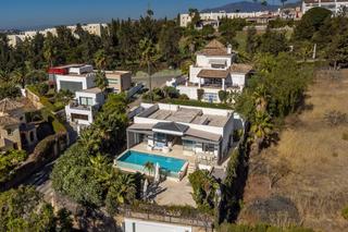 Miete Chalet in Avenida tomás pascual 22. Exclusiva villa moderna con piscina climatizada y jardín cerca d