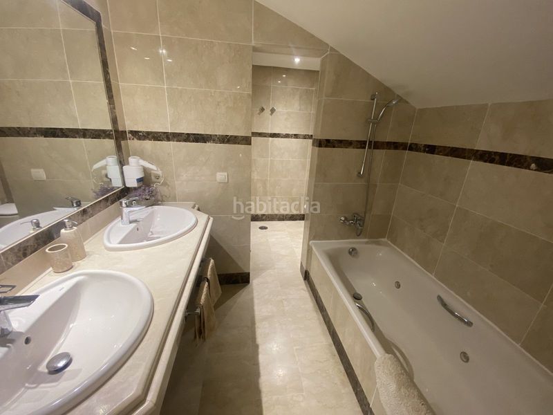 Foto bb59fbf7-acaa-4b9f-869a-51fdb88111d4. Apartament amb piscina a La Dama de Noche - La Alzambra Marbella