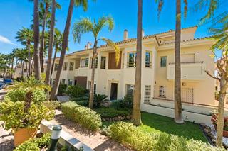 Flat in Calle lago de los cisnes 1. Vistas panorámicas y confort exclusivo en la milla de oro de mar