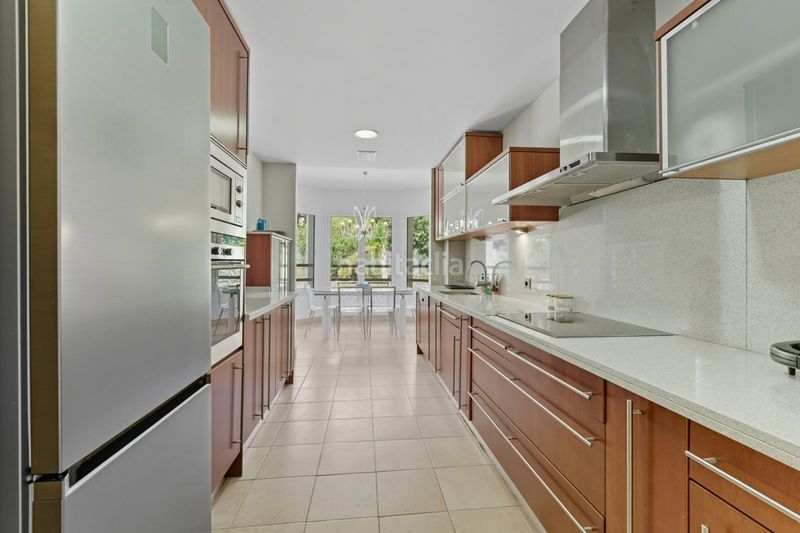 Foto c4e1506e-3e8a-4377-b4ee-388c48f2ff28. Pis a calle lago de los cisnes 1 a Nagüeles Alto Marbella