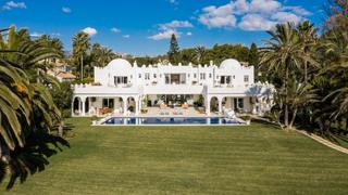 Chalet à Urbanización golf río real s/n. Villa annabel en los monteros: historia, glamour y primera línea