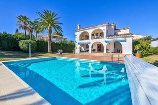 Affitto Chalet in Calle nueva atalaya 25. Lujosa villa andaluz-moderna con jardín exuberante y gran piscin