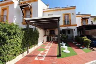 Casa adosada  Calle nueva atalaya 37. ¡tu oasis familiar con pádel y solárium te espera en diana park,