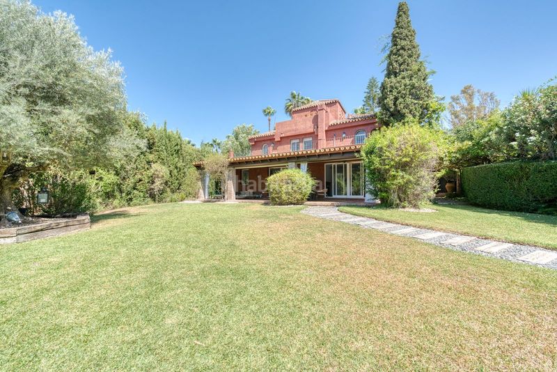 Foto 07a6fd7b-2bc3-44e0-bf7d-d6bee8ad1668. Chalet in calle las ventas 18 in Nueva Andalucía centro Marbella