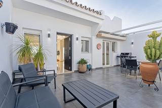 Doppelhaus in Calle las ventas 18. Exclusiva casa pareada dúplex esquinera con vistas al mar y aloh