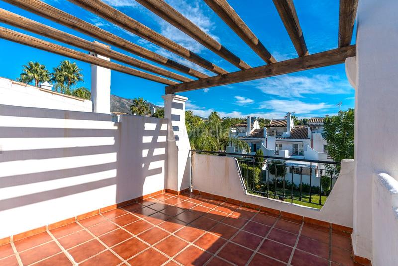 Foto c2af2cbb-230e-48ea-a650-70719c65e536. Casa adosada en plaza de cibeles 363 gran potencial de reforma en casa adosada con jardín en los naranjos, nueva andalucía en Marbella