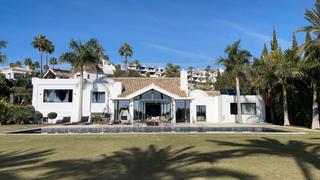 Chalet  Calle la pacheca alta 22. Lujo renovado y vistas de ensueño: exclusiva villa panorámica en