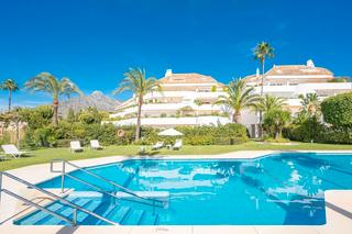 Flat in Calle lago de los cisnes 1. Luminosidad y amplitud en las lomas del marbella club con gran t