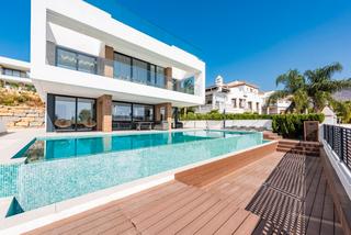 Chalet en Calle villa borghese 1. Espectacular villa de diseño con vistas panorámicas al mar y gol