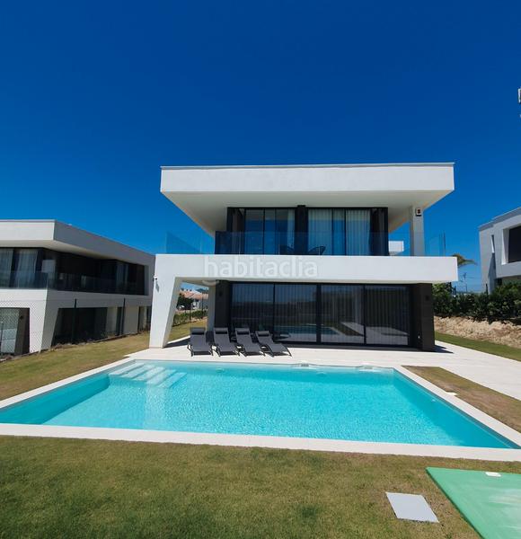 Foto bd734f3d-cfd5-441c-9488-e30d0bb0b488. Chalet en n-340 147 ?? espectacular villa de diseño moderno en la duquesa con piscina privada y vistas al mar en Manilva