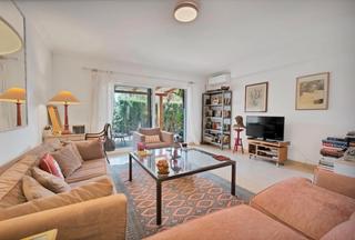 Casa aparellada a Calle lago de los cisnes 1. Potencial y ubicación única: pareada de esquina para reformar en