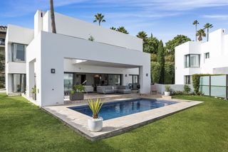Rent Chalet in Calle la pacheca alta 22. Elegancia y vistas únicas en atalaya fairways, benahavís