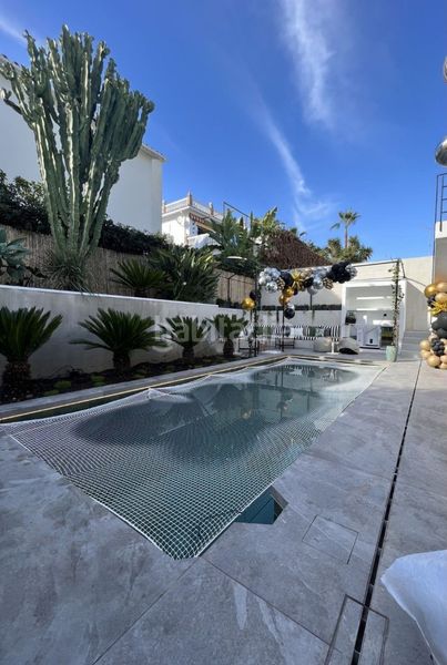 Foto 8e87d5c7-71b3-4fd6-859e-ec2c08969805. Alquiler chalet en avenida josé banús 32 diseño vanguardista y ecológico con spa privado en Puerto Banús en Marbella