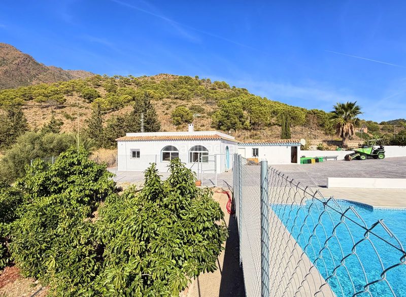 Foto 8c117576-48f9-4ba9-ad7c-e9aa5805d2d9. Casa amb piscina a Centro Estepona