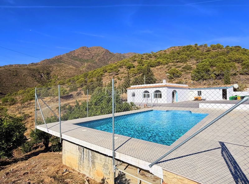 Foto f693d70e-5d4b-4dfd-8312-e9f218df4d70. Casa amb piscina a Centro Estepona