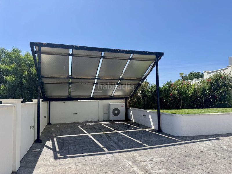 Foto de1efd18-ce74-48f5-a90f-2976fb5042ee. Chalet mit parking pool in Parque Central Estepona