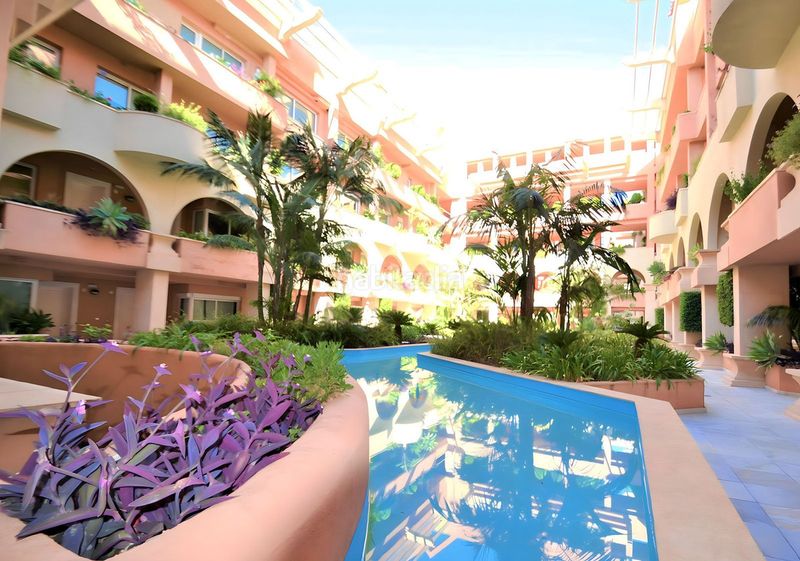 Foto f4908fa3-d68a-42b0-b112-47dc7de79e9c. Pis amb aparcament piscina a Las Brisas Marbella