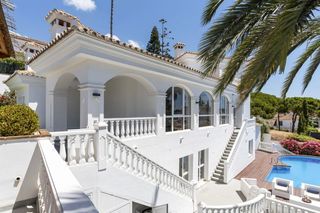 Chalet  Calle palmera. ?? elegante villa renovada con piscina y sauna en elviria
