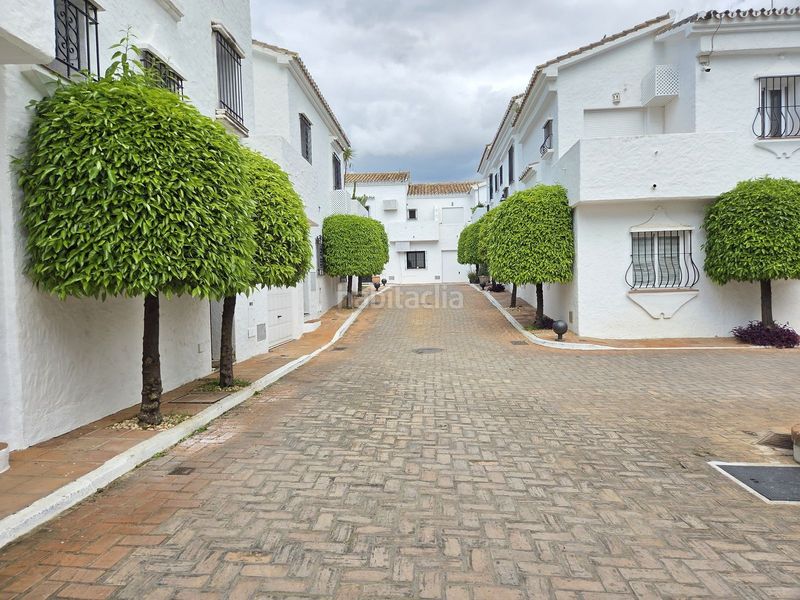 Foto 6a8f1d99-9d51-489c-8d4d-dea20c80eb08. Casa adossada amb piscina a La Dama de Noche - La Alzambra Marbella