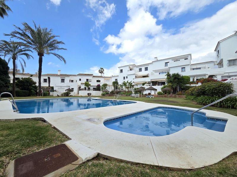 Foto da242570-bc2a-4024-b5bb-770776008cf5. Casa adossada amb piscina a La Dama de Noche - La Alzambra Marbella