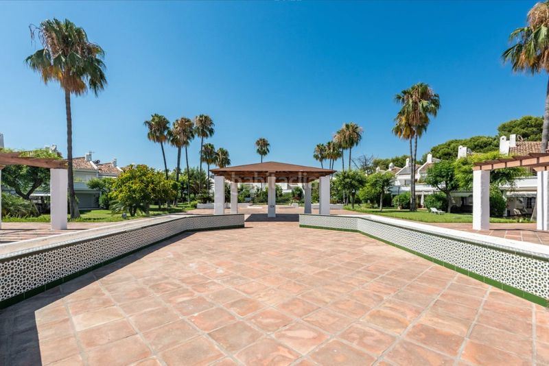 Foto 1a0d1744-47ff-40c8-a179-bc592cb1ff05. Casa adosada en calle aloe 14 exclusiva casa adosada de esquina con amplio jardín privado en la nueva milla de oro, en Estepona