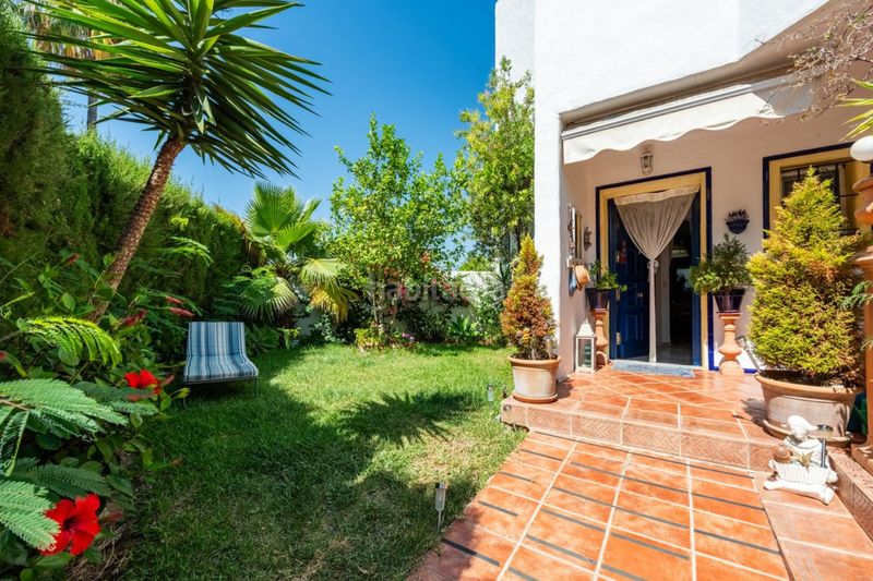 Foto 7610f551-822f-45bb-8a9d-7bb507cf8b95. Casa adosada en calle aloe 14 exclusiva casa adosada de esquina con amplio jardín privado en la nueva milla de oro, en Estepona