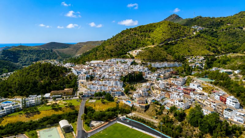 Foto 85128d72-0bff-490d-9426-3cd936923ba6. Alquiler apartamento en avenida de andalucia 40 estudio dúplex con gran terraza privada pueblo en Benahavís