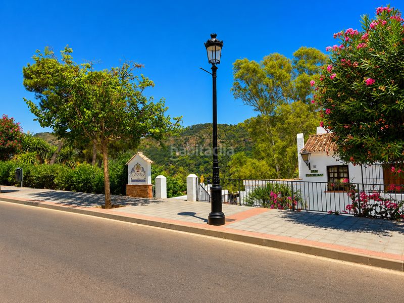 Foto 889efb9b-fc27-411f-91f4-6a40c1fc9705. Alquiler apartamento en avenida de andalucia 40 estudio dúplex con gran terraza privada pueblo en Benahavís