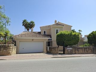Xalet a La Malagueta - Monte Sancha. ? magnífica villa independiente con vistas al mar en la duquesa