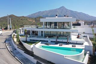 Casa a Urbanizacion nueva andalucia k 21a. Opulenta villa de nueva construcción. el diseño interior de  ha