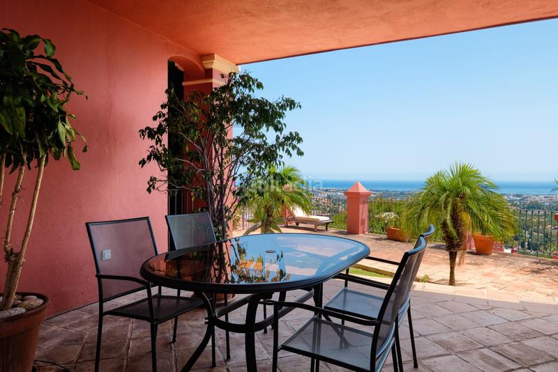 Foto bccd41a5-9ca3-4c60-af93-61da93b1fa0a. Apartamento amplio apartamento en planta baja en torre halcones con espectaculares vistas a la costa en Benahavís