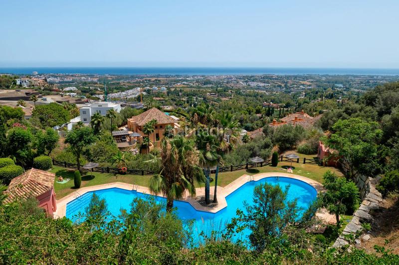 Foto f9d78095-2a87-434f-b2c8-2a6aed24f036. Apartamento amplio apartamento en planta baja en torre halcones con espectaculares vistas a la costa en Benahavís