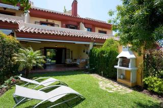 Location Chalet  Calle ramón areces. Casa adosada situada en el corazón de la milla de oro, a 400 met