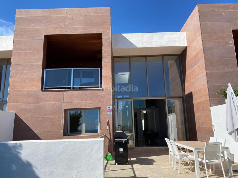 Foto 1fe97f39-5c68-470b-81a5-b2e13b2fc87e. Alquiler casa adosada en calle torre bermeja 6 moderno adosado en alquiler en benahavis en Benahavís