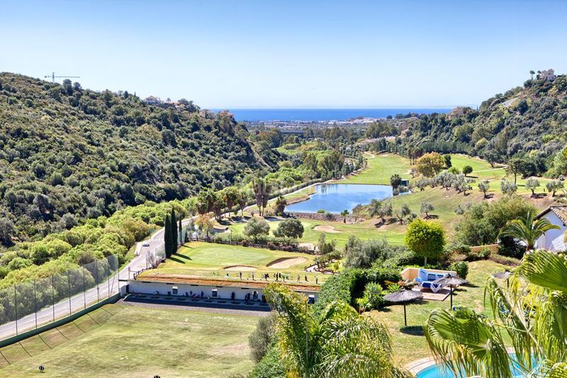 Foto 22145-img866-201533882. Dúplex en lomas de la quinta spacious duplex penthouse. south facing with views to la quinta golf, the sea and the mountains. close to all amenities. ready to move in. en Benahavís