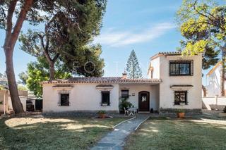 Casa en Avenida san antn 15. Espectacular casa independiente con parcela llana en pinares de
