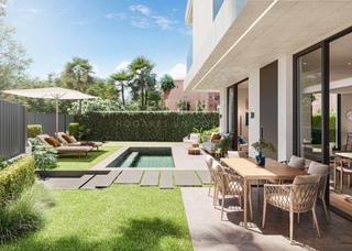 Casa adossada a N/a 45. Maravillosa y lujosa casa adosada con amplio jardín y piscina pr