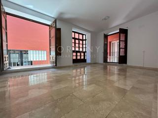 Piso en Calle correo viejo 5. Amplia vivienda de tres dormitorios en pleno centro histórico de