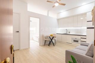 Apartament en Calle mrmoles 23. Totalmente renovado y amueblado apartamento a estrenar con buena