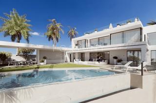 Casa  Urbanización cascada de camojan. Villa de diseño único con preciosas vistas al mar y la montaña u